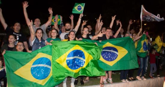 Tubarão aplaudindo o novo de pé