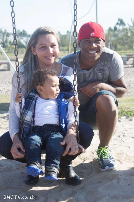 O pequeno Davy com os pais no parque