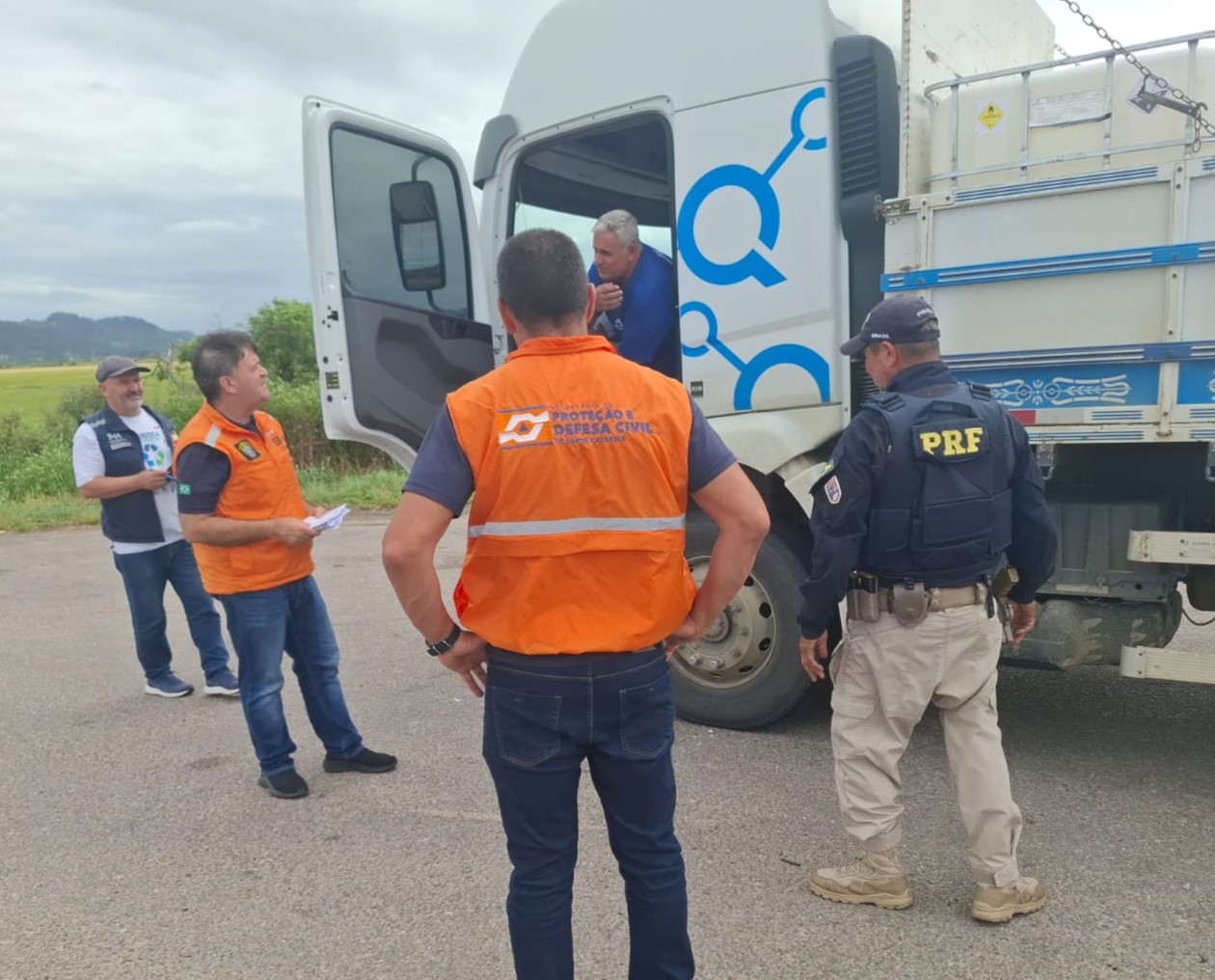 PRF flagra transporte de alimento misturado com produtos químicos em Tubarão, SC.