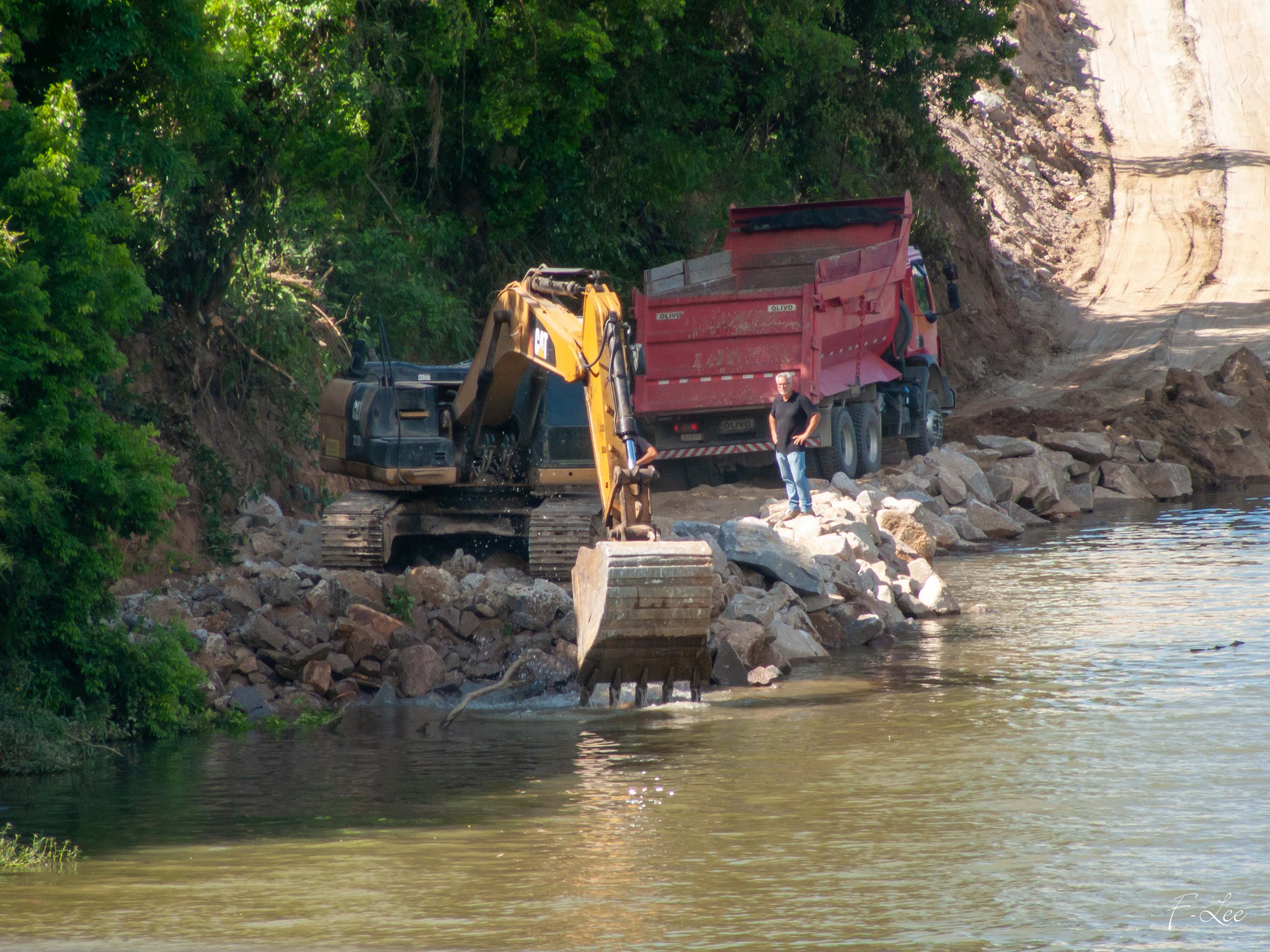Obras de enrocamento: rio Tubarão, SC.